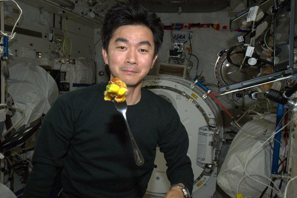 Kimiya Yui en Estación Espacial Internacional (foto Twitter)