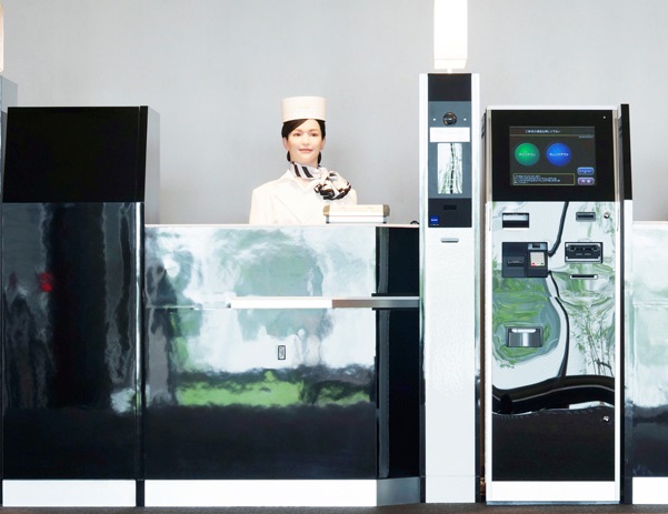 Recepcionista robot en hotel (foto h-n-h.jp)