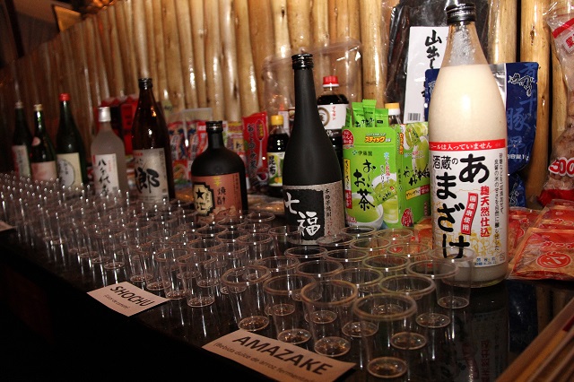 Los asistentes degustaron shochu y amazake.