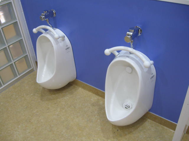 Urinarios en kínder (foto Toto)