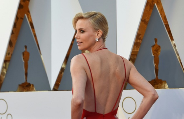 Charlize Theron con un vestido de Dior.