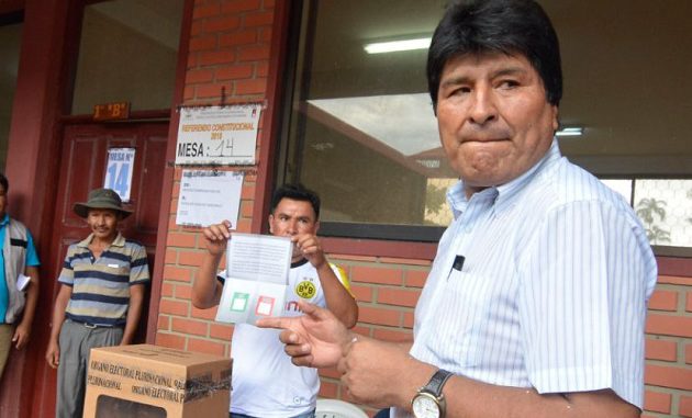 Evo Morales vota en el referendum