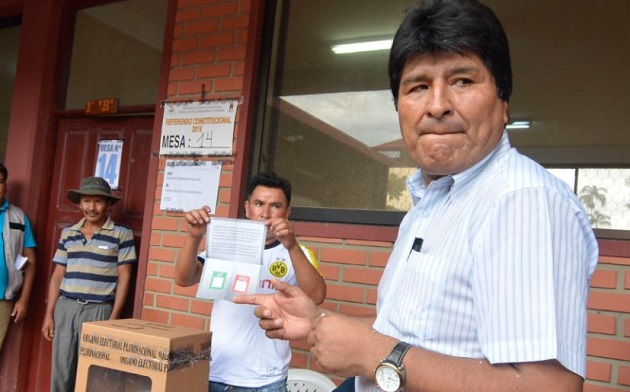 Evo Morales vota en el referendo de ayer domingo.