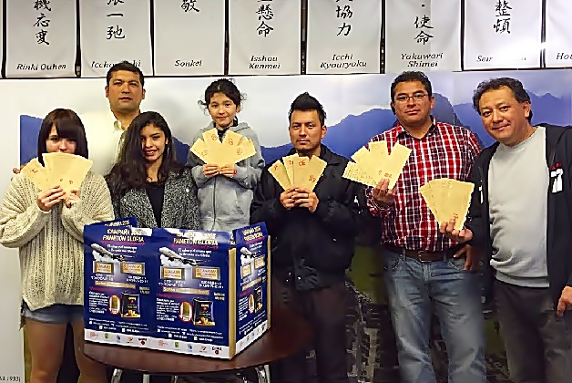 30 de enero. Giuliano Castagnetto de G&C (a la izquierda), sus hijas y colaboradores muestran los cupones ganadores de pasajes y canastas. 