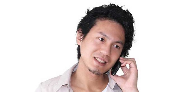 Hombre hablando por teléfono