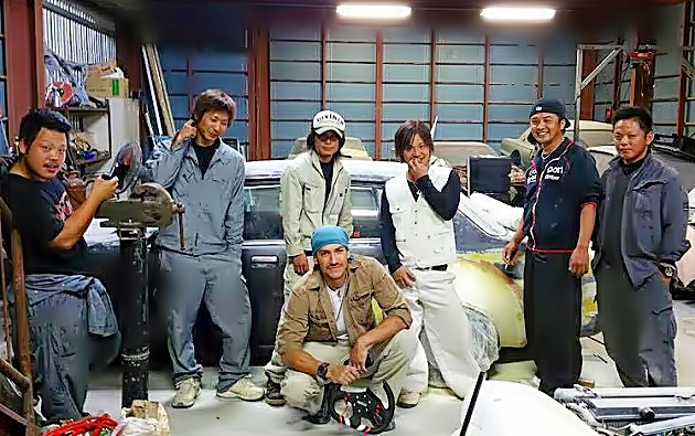 Joshua en cuchillas en su propio taller de mecanica en Japón. (Facebook)