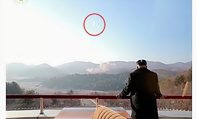 Kim Jun un observa el lanzamiento del cohete (Imagen TV oficial norcoreana)