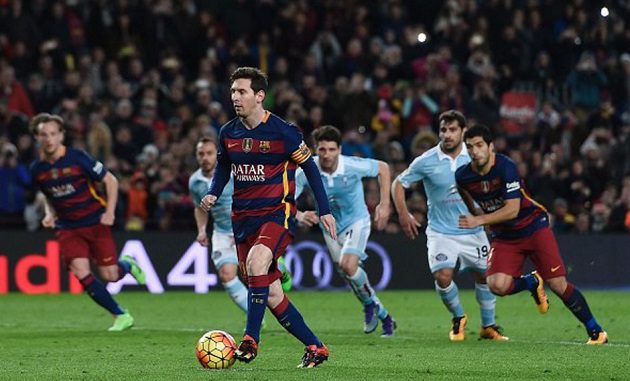 Messi toca la pelota para Suarez en su penal indirecto.