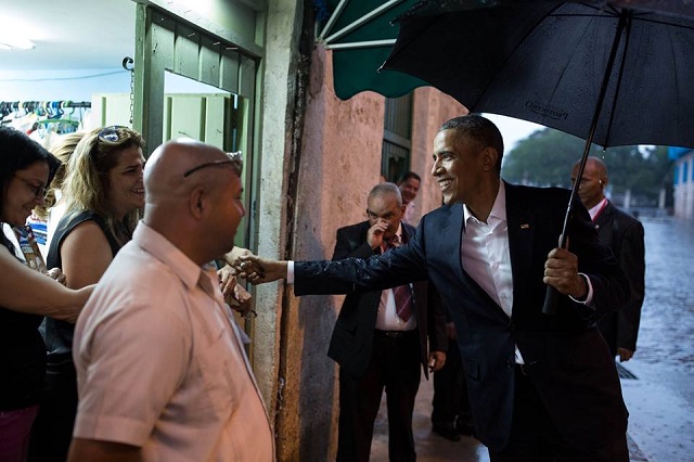 Obama saluda a mujeres en una calle de La Habana (foto Facebook)