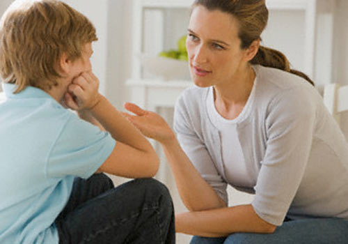 Dialogue con su hijo.