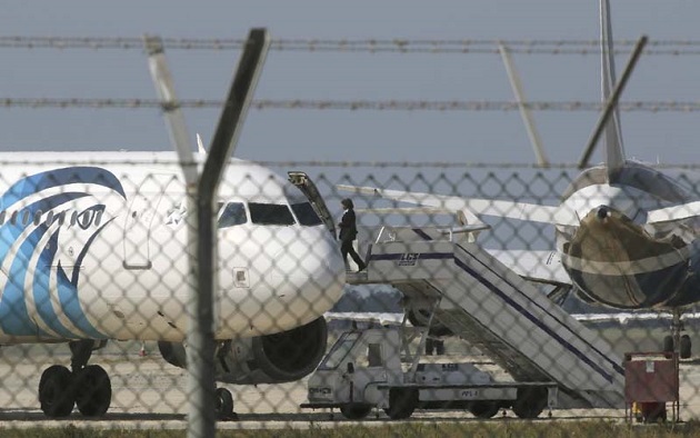 El-Airbus-de-Egyptair-secuestrado-en-ell-aeropuerto-de-Lárnaca.