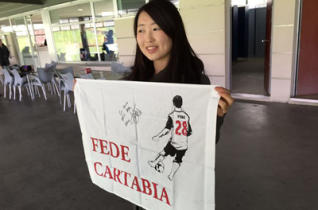 Fan japonesa de Fede Cartabia (Foto Levante)