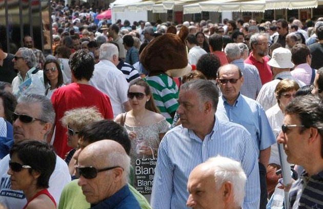 Grupo de personas en una plaza de Madrid.