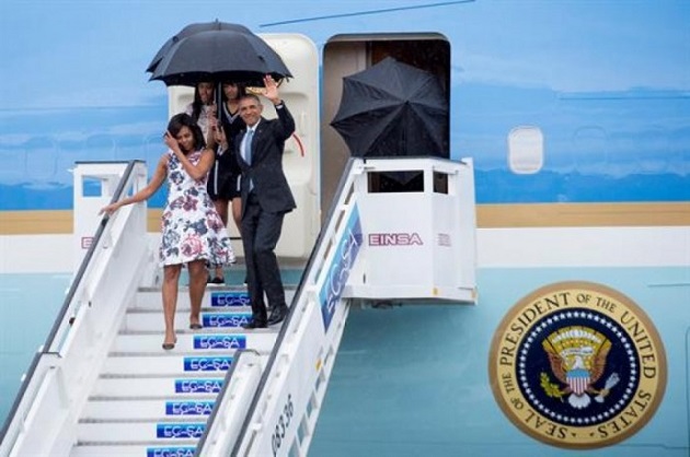 Obama, su esposa e hijas desembarcan en La Habana.