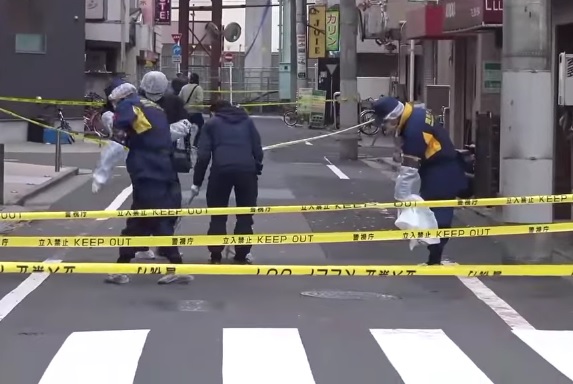 Policías en la calle donde pelearon los yakuza.
