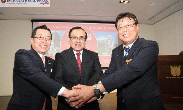 Alcaldes de Takayama y Kembuchi con el embajador Escala en Tokio