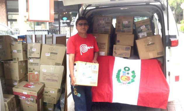 Angel La Rosa cede su camioneta para trasladar la ayuda recibida al almacen.