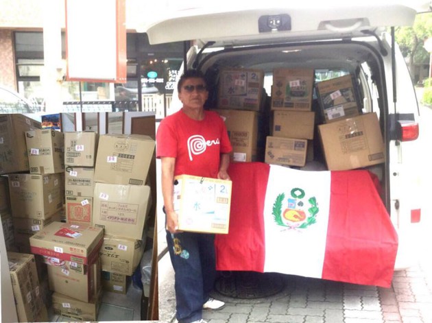 Angel La Rosa cede su camioneta para trasladar la ayuda recibida al almacen.