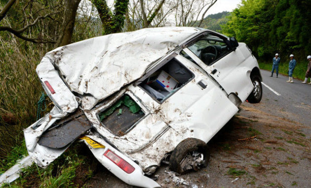 Así quedó aplastado el carro en Oita.