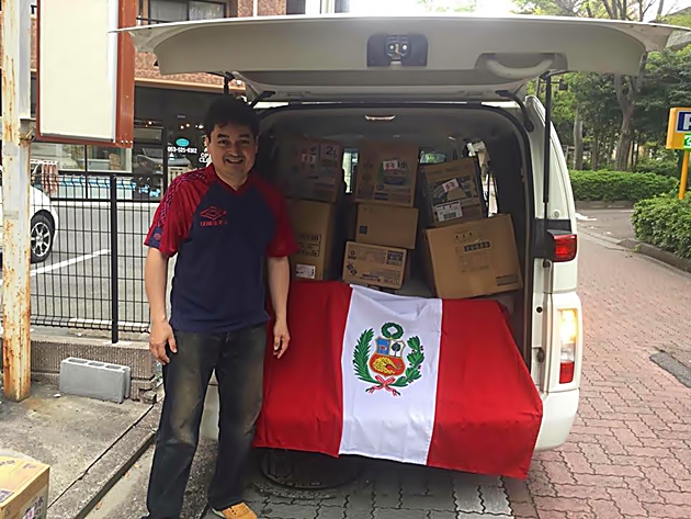 Claudio Takahashi con parte de las donaciones para Hamamatsu.