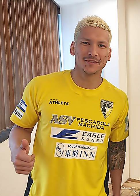 Kaoru Morioka firma por el Pescadola Machida