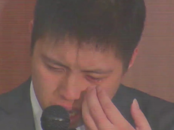 Kenichi Tago pide perdón en conferencia de prensa.