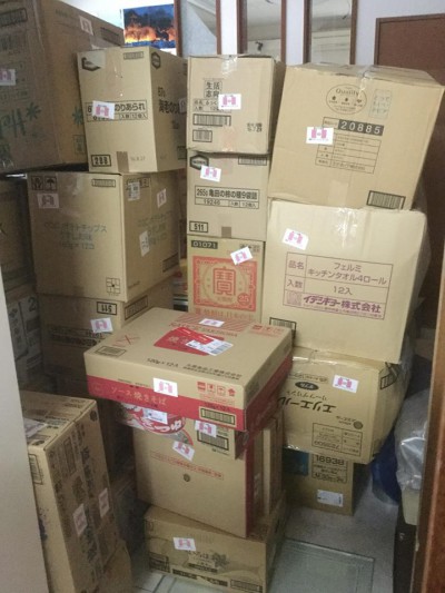 La bandera peruana en las cajas de donaciones.