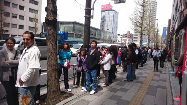 Fila de electores peruanos en Tokio