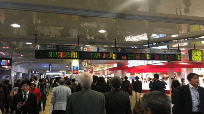 Ajetreo en la estación de Shinagawa al reanudarse el servicio de trenes. Ajetreo en la estación de Shinagawa al reanudarse el servicio de trenes.