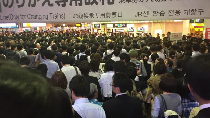 Así estaban las estaciones de tren Tokio a causa del apagón.