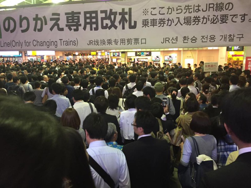 Así estaban las estaciones de tren Tokio a causa del apagón. (foto:Miwa Oshiro)