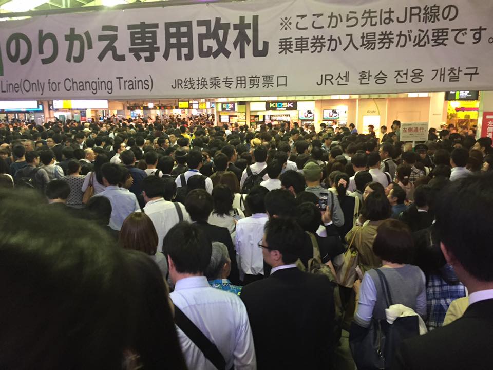 Así estaban las estaciones de tren Tokio a causa del apagón. (foto:Miwa Oshiro)