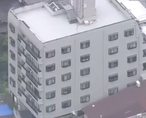 Edificio desde el que cayó el niño.