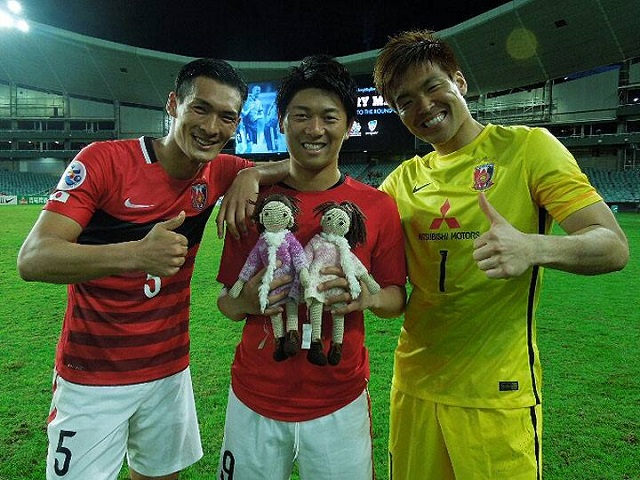 Jugadores de Urawa Reds con "Juri" y "Airi" (foto urawa-reds.co.jp)