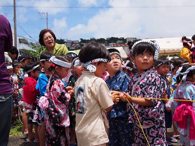 Niños en Okinawa (foto city.naha.okinawa.jp)