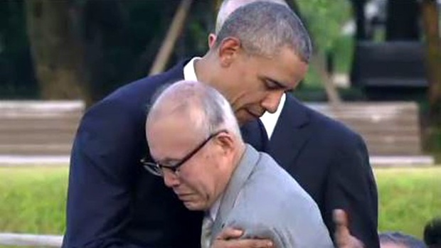 Obama abraza a Shigeaki Mori, sobreviviente de Hiroshima.