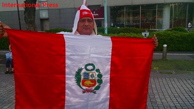 Peruano alienta a las chicas del voley