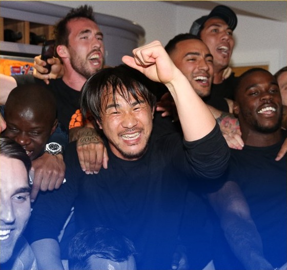 Okazaki festeja con sus compañeros de equipo (foto Twitter)