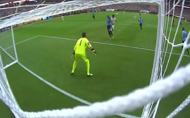 Autogol del uruguayo Alvaro Pereira. Fue el 0-1 para México.