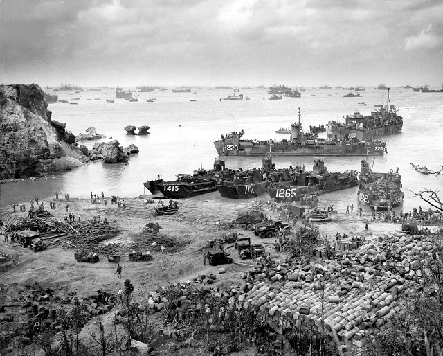 Navíos de EEUU desembarcan en Okinawa en abril de 1945.