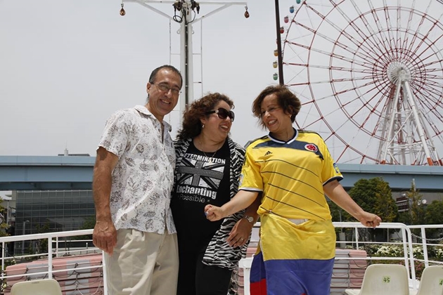 Lucho Carrillo, Veronica Suhara y Amparo Wada en la cubierta del Celebrity II.