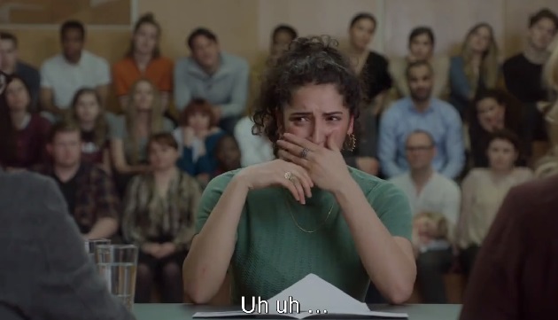 Mujer kurda llora durante el experimento