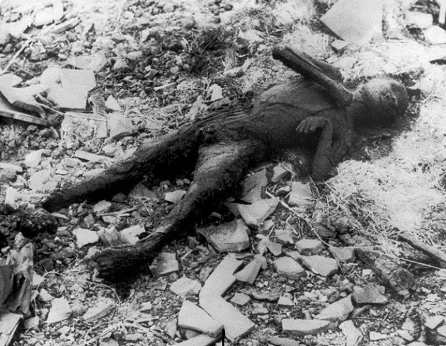 Imagen captada por el fotógrafo Yosuke Yamahata el 10 de agosto de 1945. La víctima sería el pequeño Shoji.