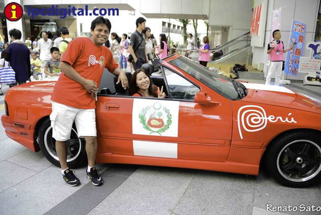 Foto para International Press a bordo del Mazda bicolor.