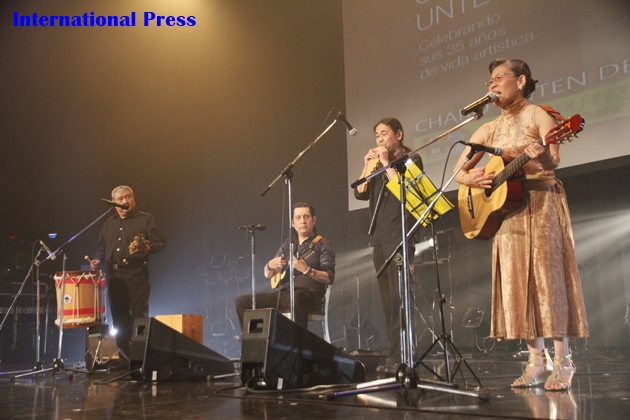 Charo Unten son su excelente grupo en Tokio.
