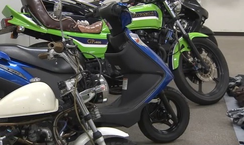 Motos