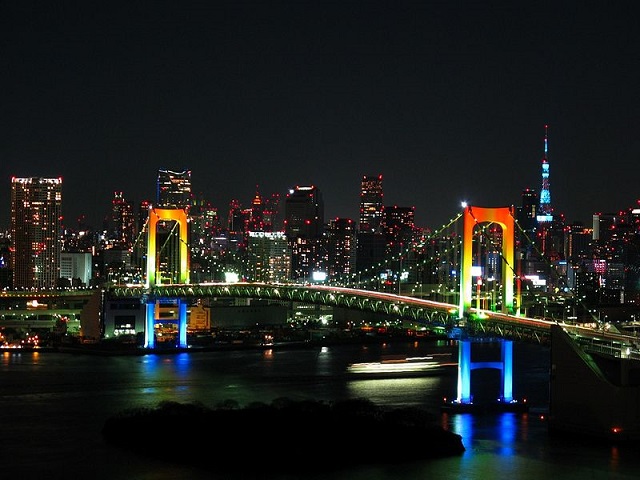 Puente iluminado con los colores del arco iris que conduce a Odaiba (foto Gussisaurio)