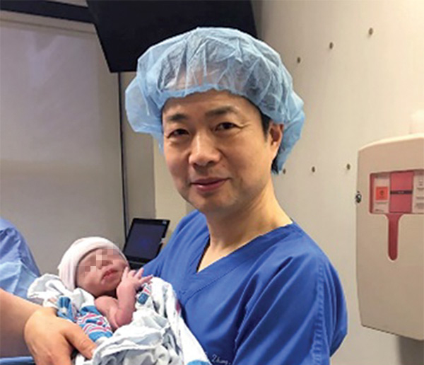 El médico John Zhang y el bebé.