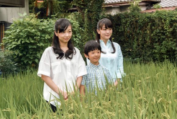 Hisahito y sus hermanas Kako y Mako (foto Agencia de la Casa Imperial de Japón)