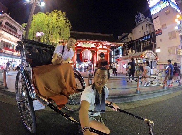 Yuji Suzuki transporta gente en un rickshaw en Tokio (foto Instagram)
